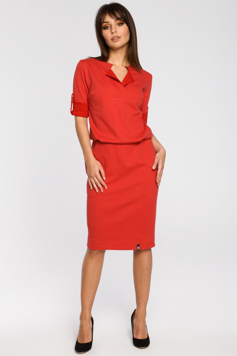 CM3439 Sukienka ze stójką i plisą w dekolcie - czerwona
