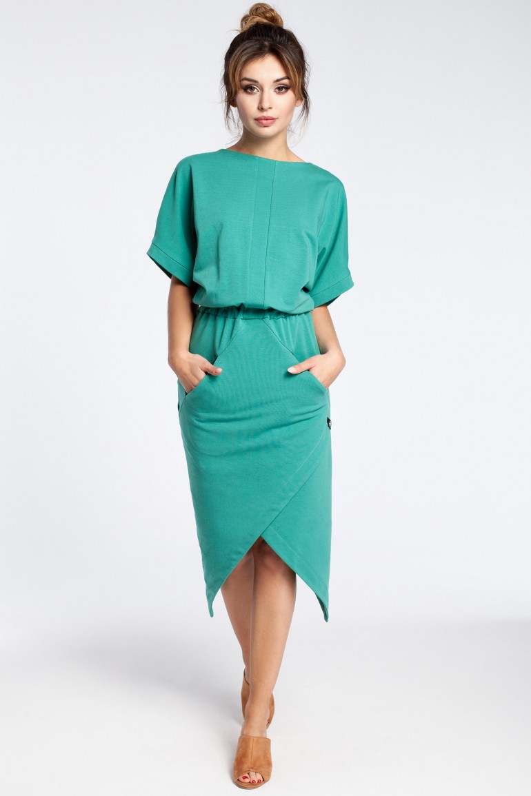 CM3026 Nowoczesna sukienka z zakładką - zielona