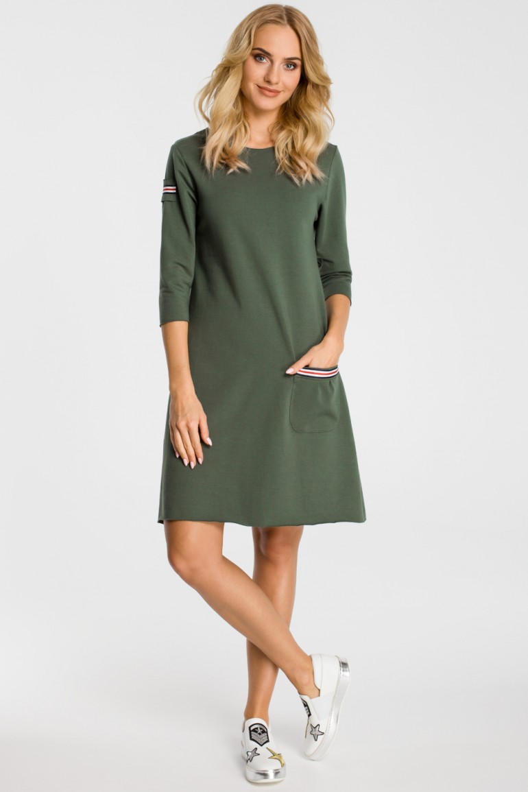 CM3308 Trapezowa sukienka z kieszenią - militarno zielona