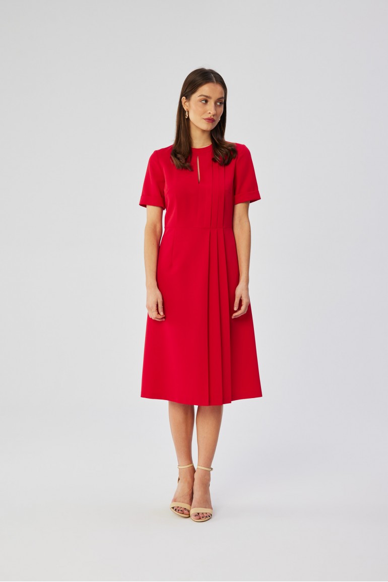 CM8053 Sukienka trapezowa z ozdobnymi zakładkami - czerwona