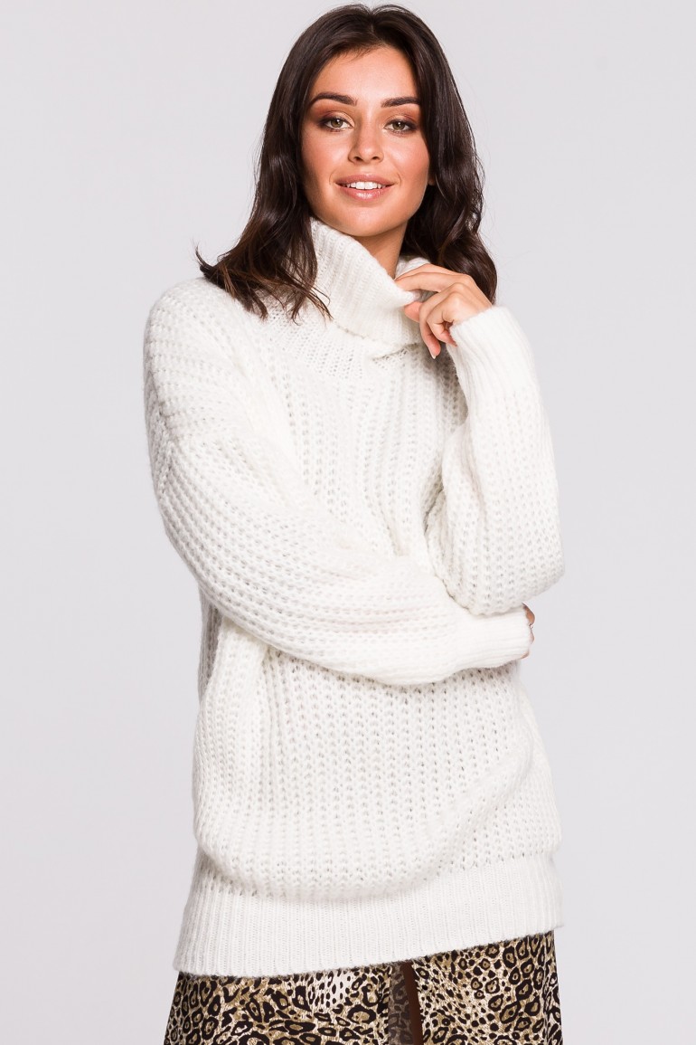 CM4616 Długi sweter z golfem - biały