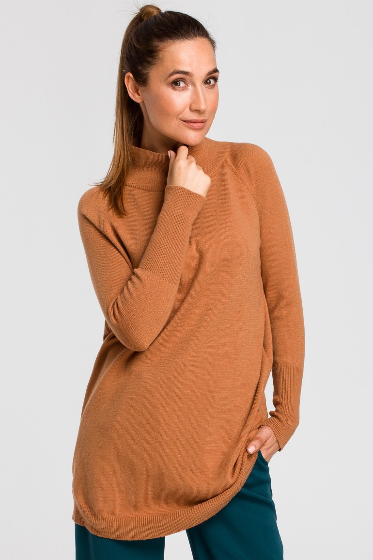 CM4646 Dłuższy sweter z prążkowanym półgolfem - kamelowy