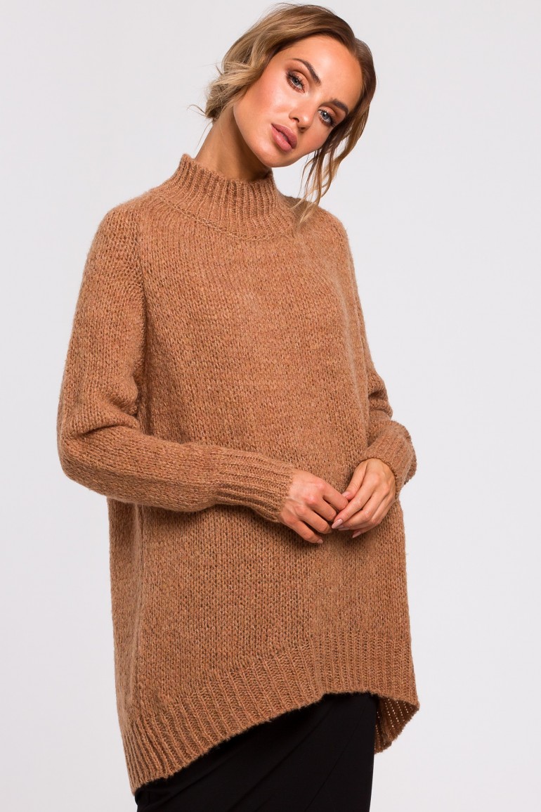 CM4786 Asymetryczny sweter z półgolfem - karmelowy