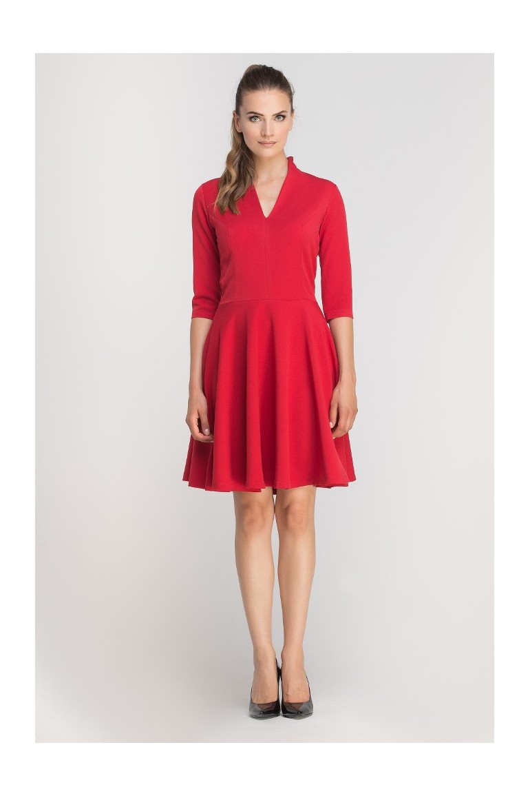 CM3363 Elegancka rozkloszowana sukienka z dekoltem - czerwona