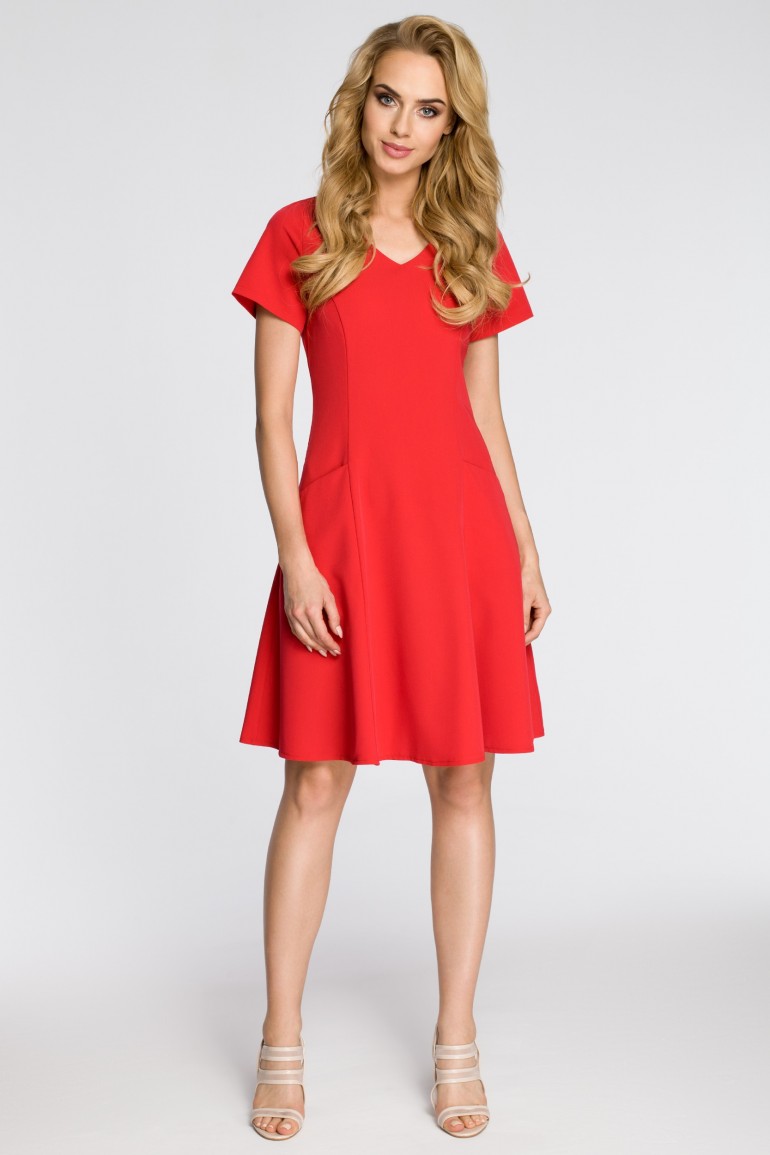 CM2348 Dopasowana sukienka z rozkloszowanym dołem - czerwona