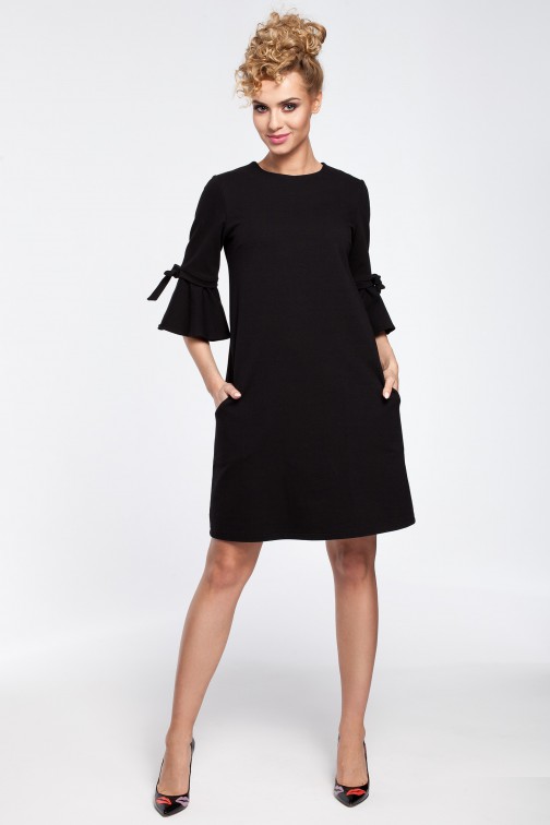 CM2902 Trapezowa sukienka z falbanami przy rękawach - czarna
