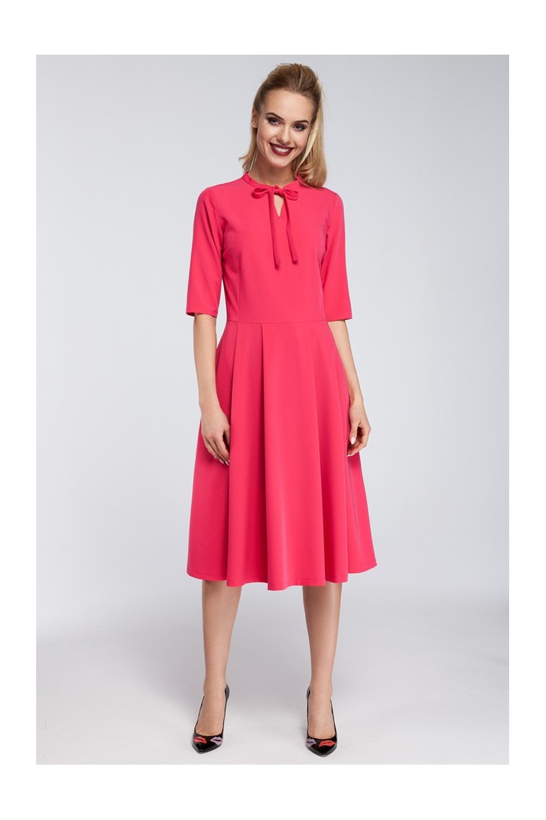 CM2922 Odcinana sukienka z wiązaniem przy dekolcie - różowa