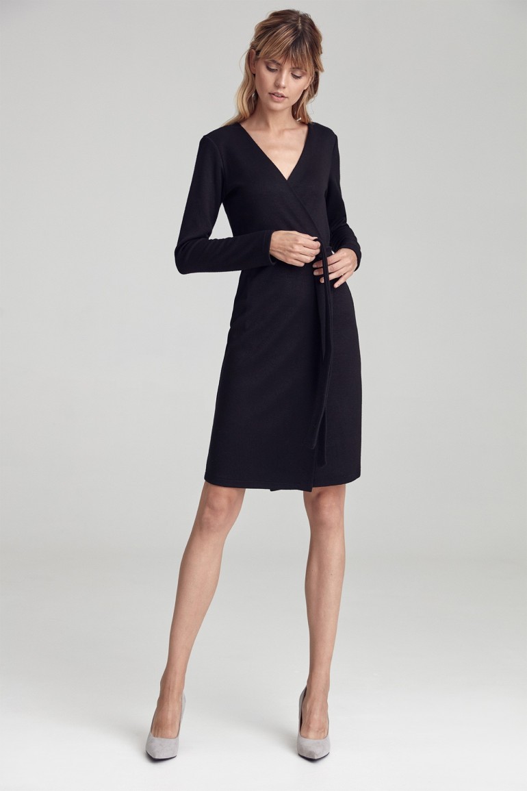 CM4811 Dzianinowa sukienka z kopertowym przodem - czarna