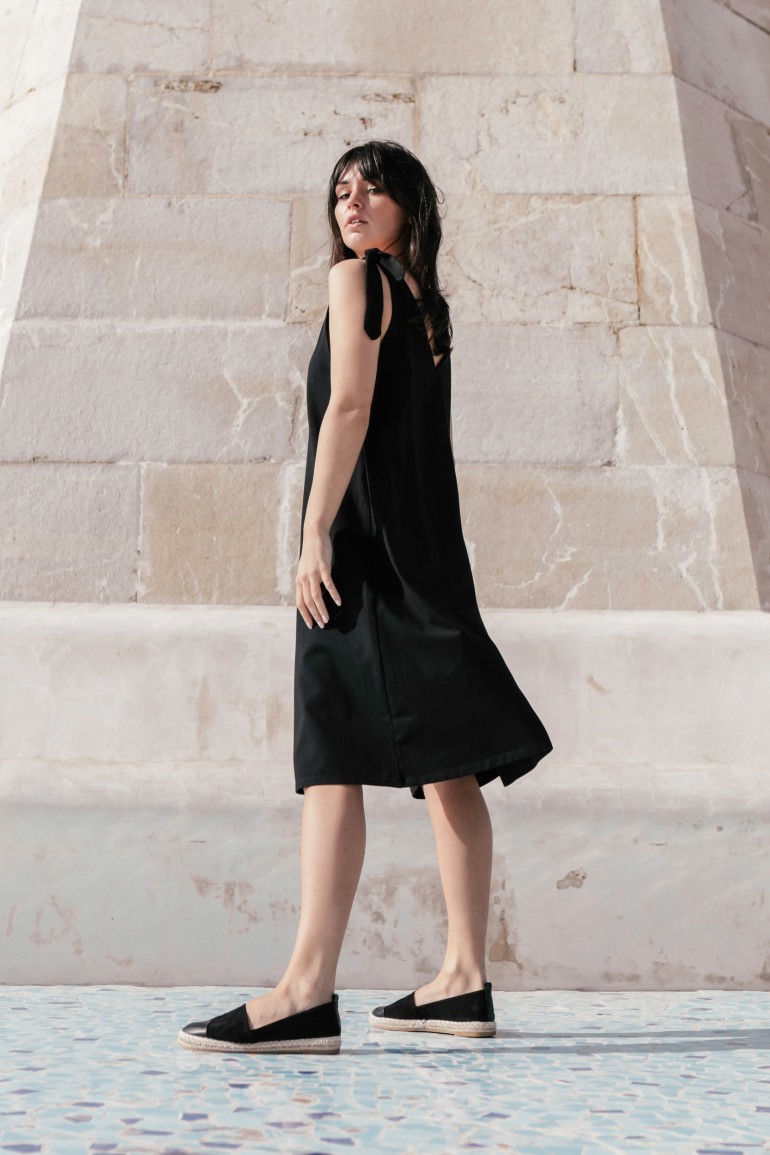 CM5147 Sukienka na wiązanych ramiączkach - czarna