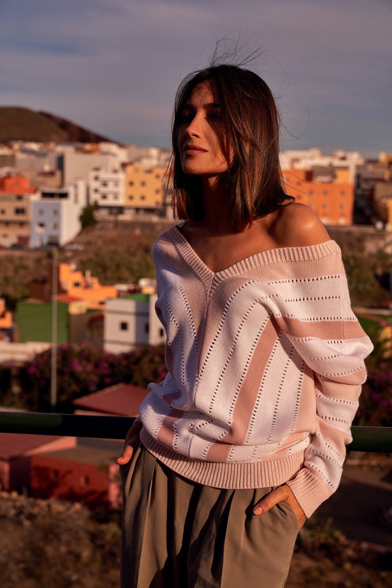 CM5177 Sweter w serek - różowy