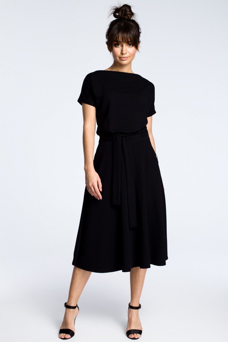 CM3604 Sukienka midi z rozkloszowanym dołem - czarna