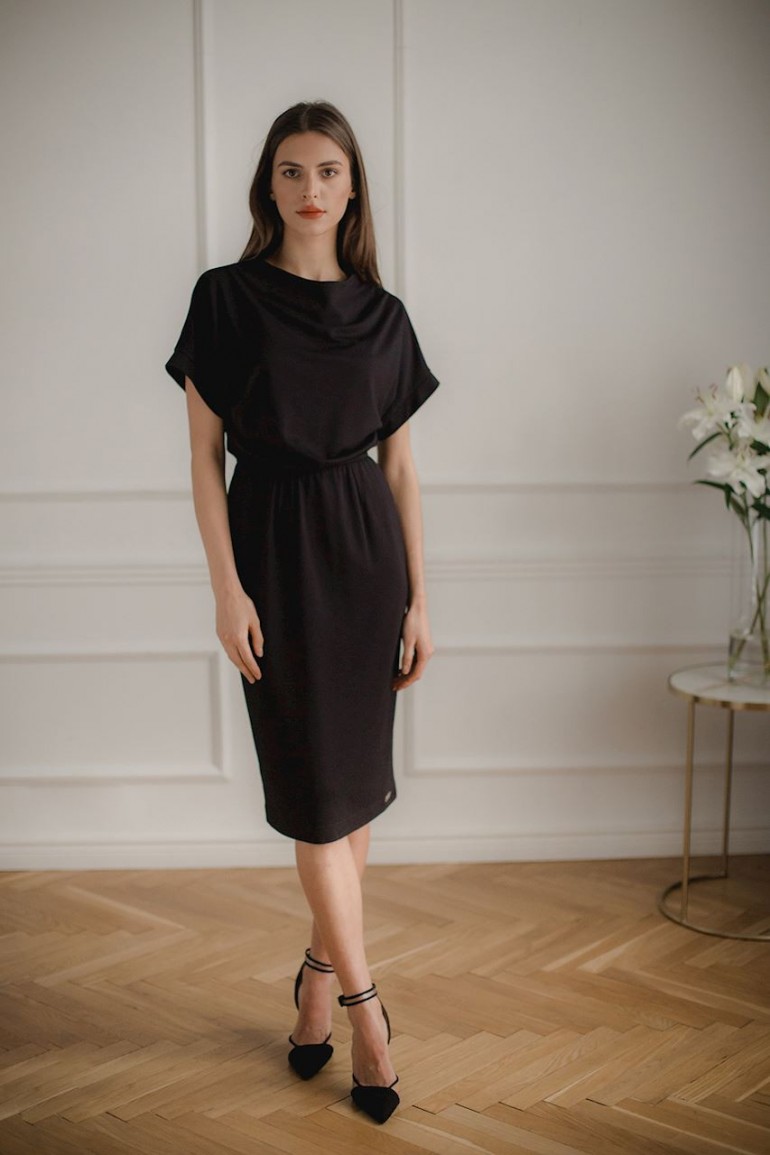 CM5297 Kobieca sukienka midi z krótkim rękawem - czarna