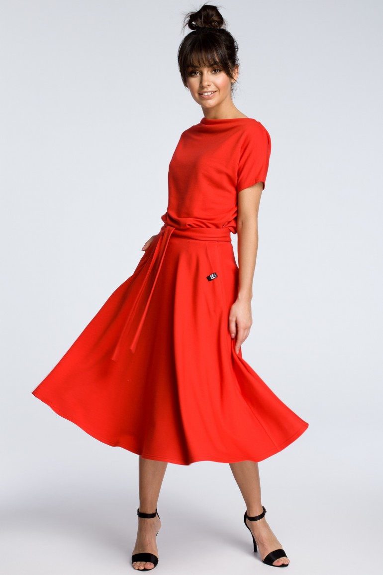 CM3604 Sukienka midi z rozkloszowanym dołem - czerwona OUTLET