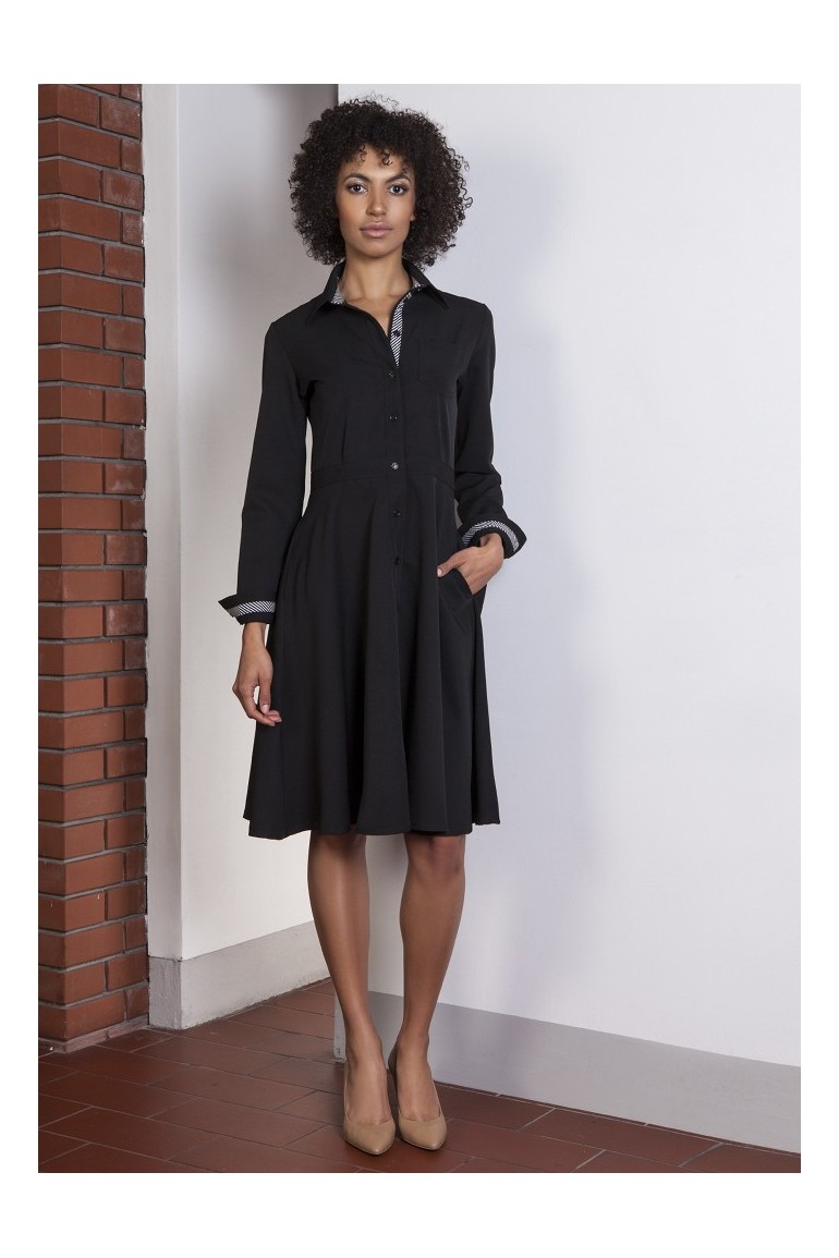 CM3654 Rozkloszowana sukienka na guziki - czarna