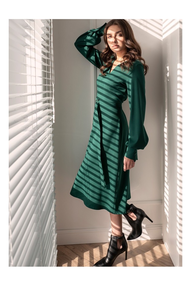 CM5619 Sukienka z dekoltem V i efektownymi rękawami - zielona