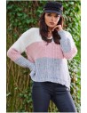 Trójkolorowy sweter z dekoltem w serek - różowy