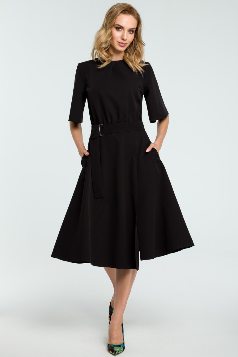CM3810 Rozkloszowana sukienka z paskiem - czarna