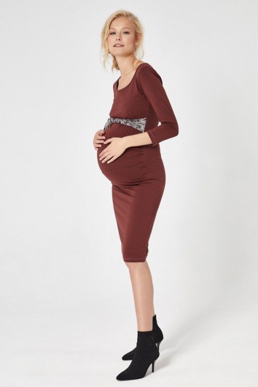 CM5777 Sukienka ciążowa z ozdobnym wiązaniem - bordowa