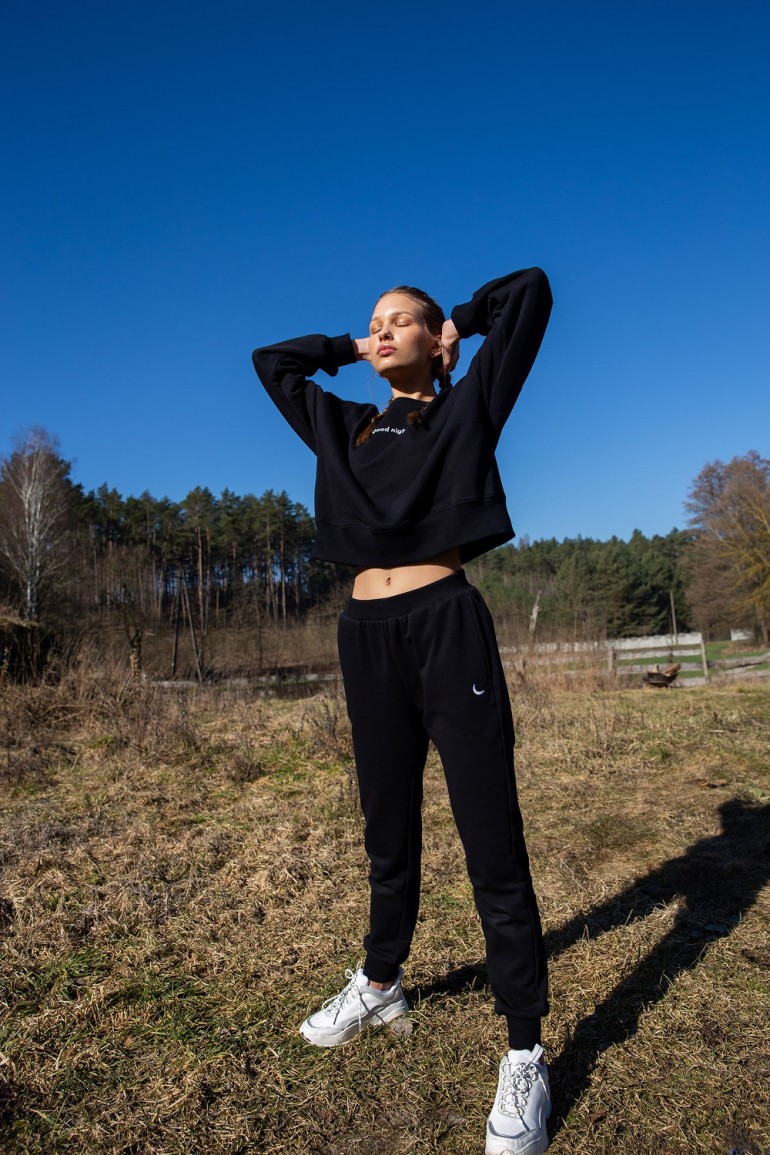 CM5961 Kobiece spodnie joggery ze ściągaczem - czarne