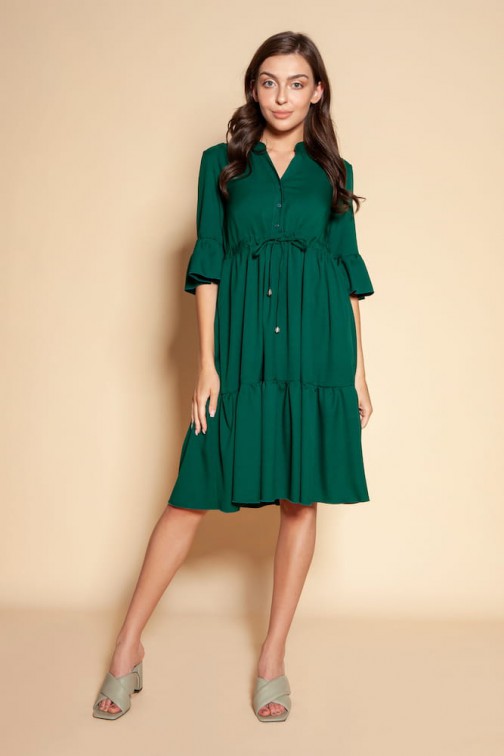 CM6091 Sukienka z falbanami i troczkiem w pasie - zielony