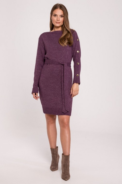 CM6282 Sukienka swetrowa z ozdobnymi guzikami na rękawie - fioletowa
