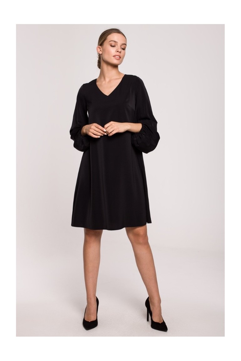 CM6285 Sukienka z szerokimi rękawami i dekoltem - czarna