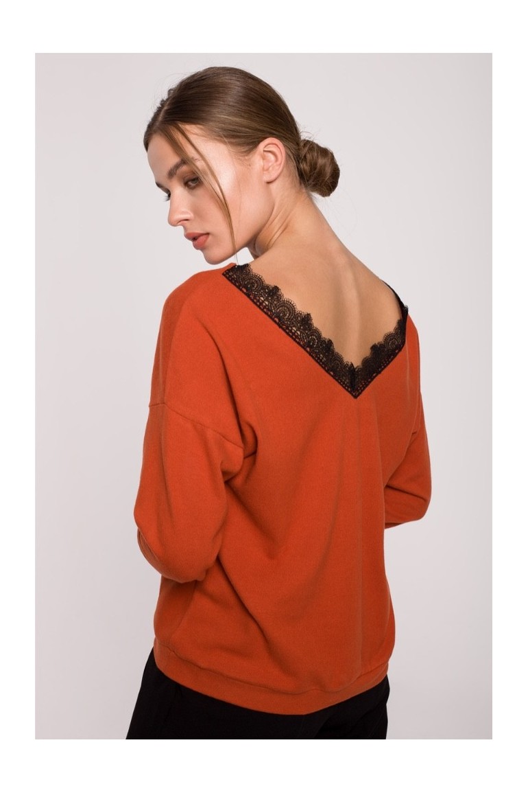 CM6286 Sweterek z dekoltem wykończonym koronką - rudy