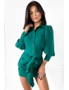 Koszulowa sukienka z efektownym wiązaniem - zielona