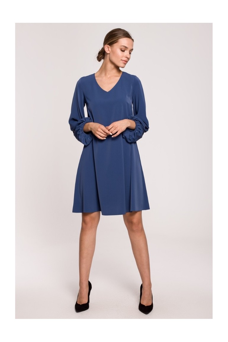 CM6285 Sukienka z szerokimi rękawami i dekoltem - niebieska OUTLET