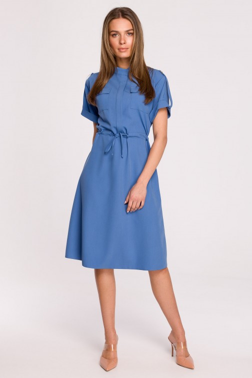 CM6505 Rozkloszowana sukienka z wiązaniem w talii - niebieska