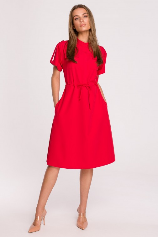 CM6505 Rozkloszowana sukienka z wiązaniem w talii - czerwona