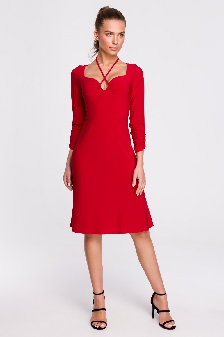 CM6514 Sukienka z ozdobnym dekoltem - czerwona