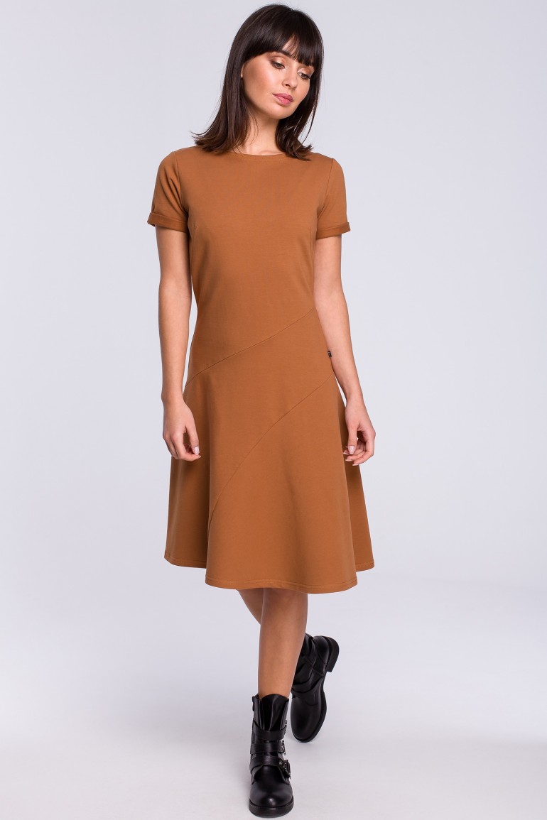 CM4119 Lekko rozkloszowana sukienka z godetem - karmelowa