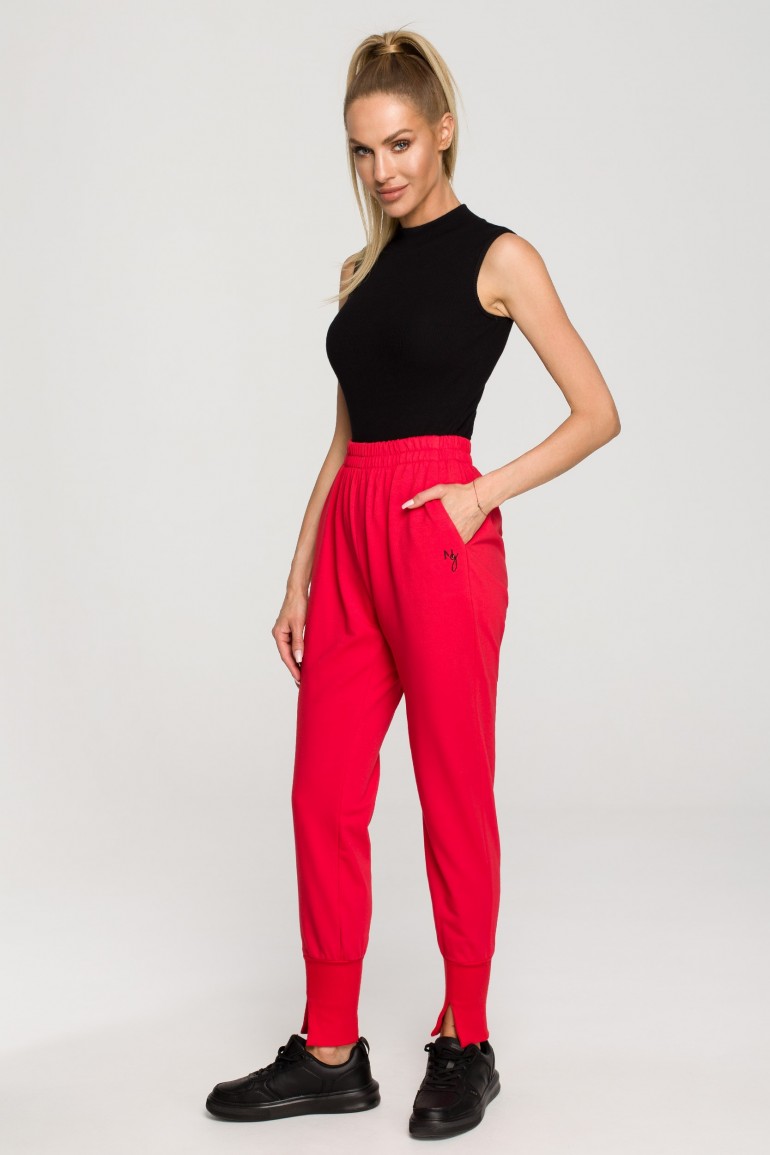 CM6836 Spodnie dresowe typu joggers z rozcięciami - czerwone