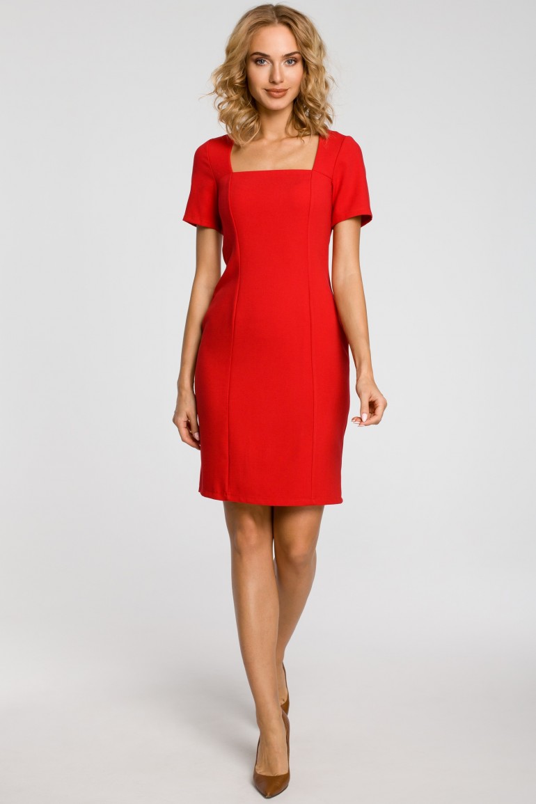 CM1872 Dopasowana sukienka z dekoltem karo - czerwona