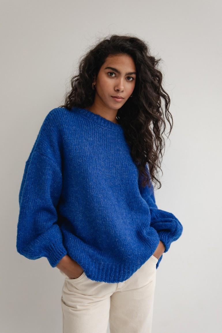 CM6737 Sweter oversize z bufiastymi rękawami - szafirowy