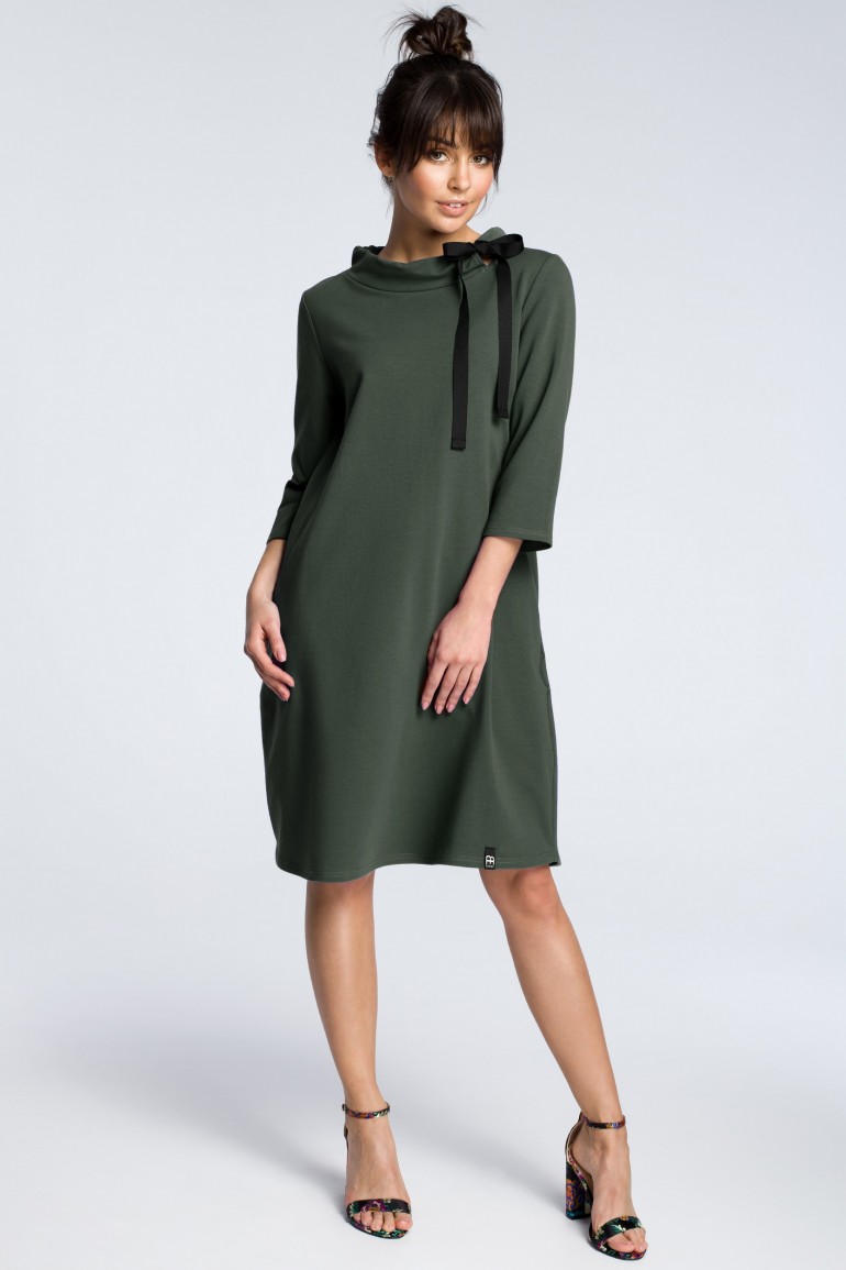 CM3607 Dresowa sukienka z wiązaniem pod szyją - militarno-zielona