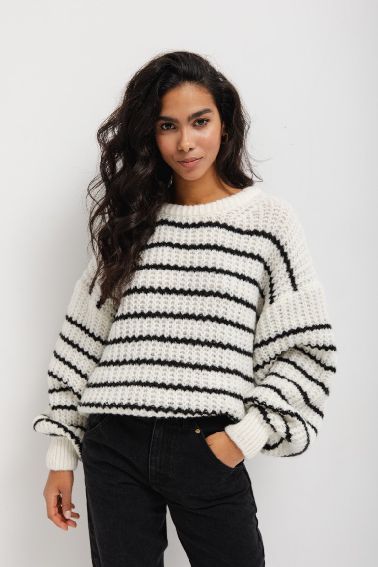 CM6737 Sweter oversize z bufiastymi rękawami - biało-czarny