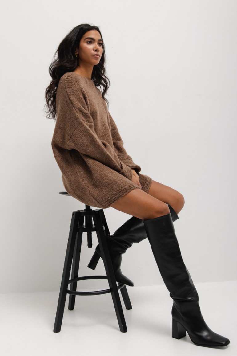 CM7071 Sweter typu oversize z okrągłym dekoltem - brązowy