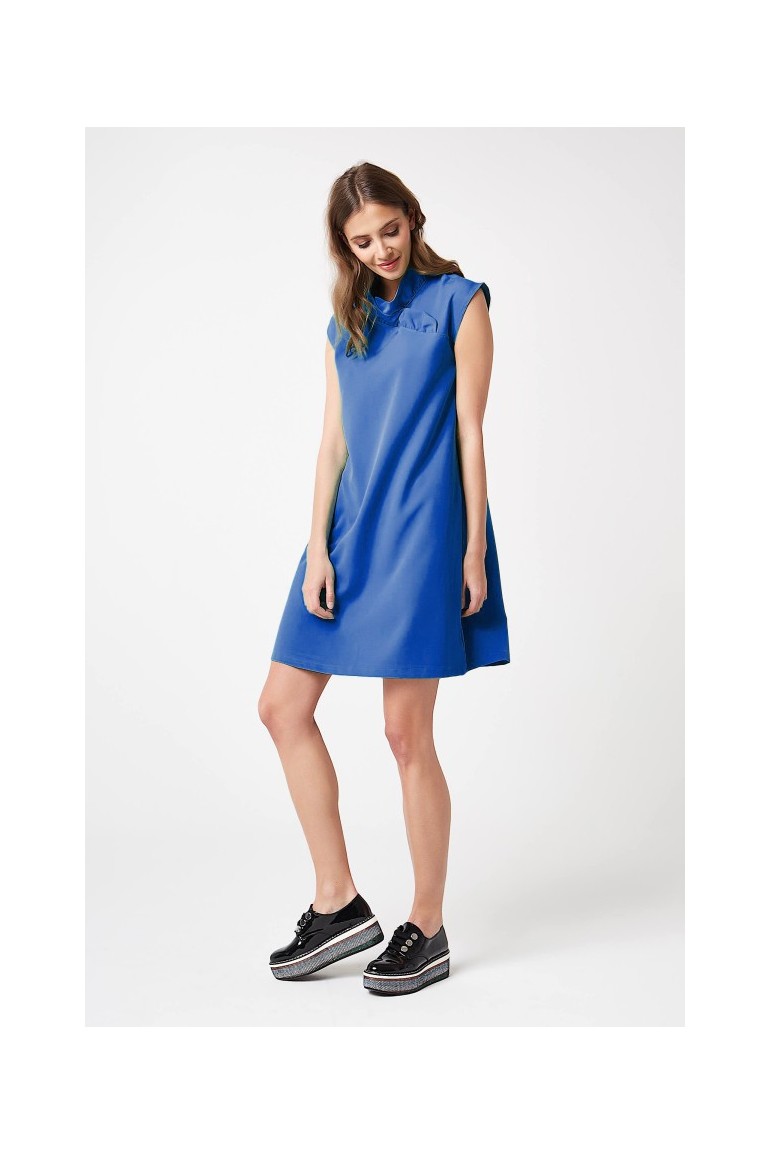 CM4207 Trapezowa sukienka bez rękawów - niebieska