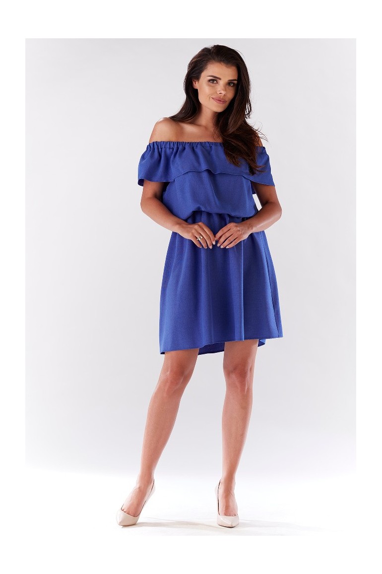 CM3214 Elegancka sukienka z falbaną odsłaniającą ramiona - niebieska