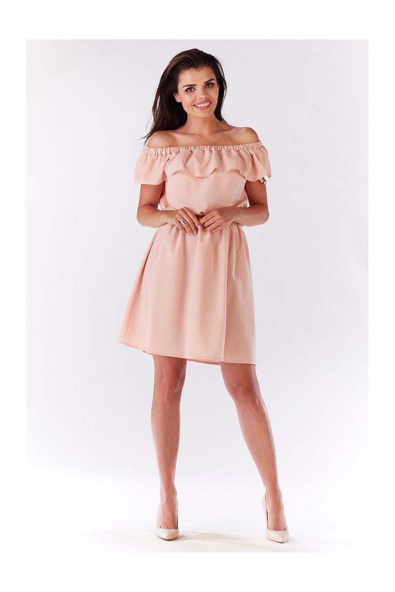 CM3214 Elegancka sukienka z falbaną odsłaniającą ramiona - jasno różowa