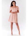 Elegancka sukienka z falbaną odsłaniającą ramiona - jasno różowa