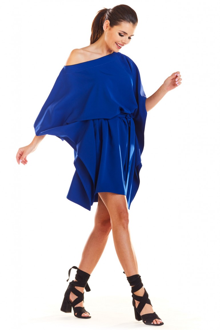 CM4336 Sukienka oversize z opadającym ramieniem - niebieska