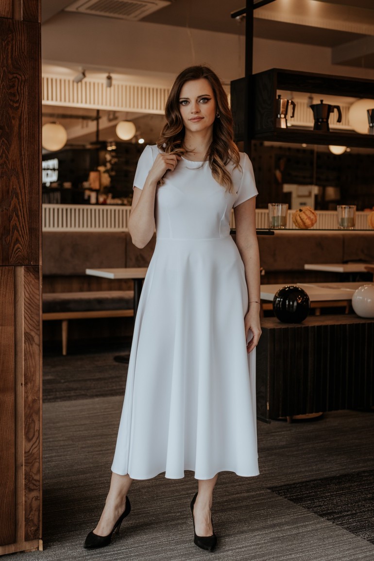 CM7403 Rozkloszowana sukienka maxi - biała