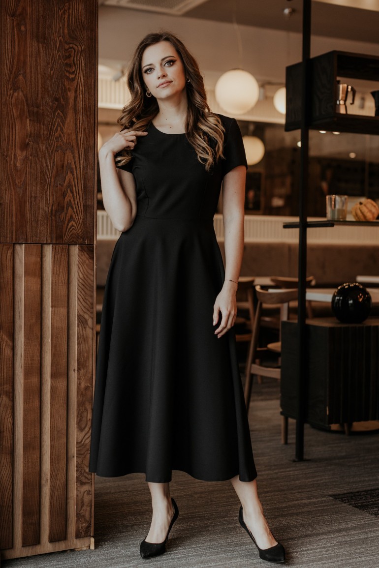 CM7403 Rozkloszowana sukienka maxi - czarna