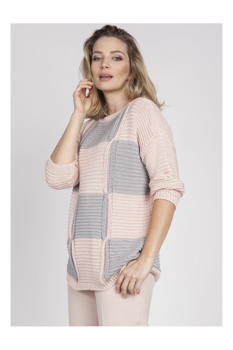 CM4381 Prosty sweter w geometryczny wzór - różowo-szary