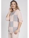 Prosty sweter w geometryczny wzór - różowo-szary