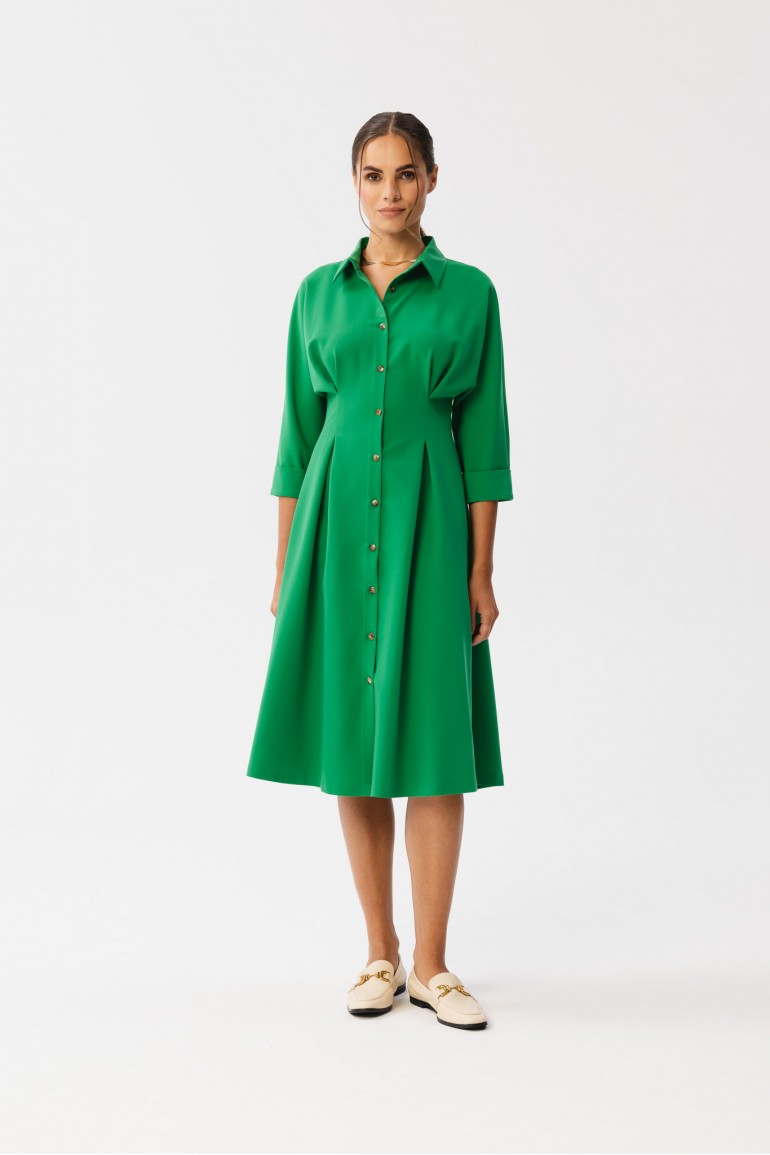 CM7632 Sukienka szmizjerka z zakładkami w talii - soczysto-zielona